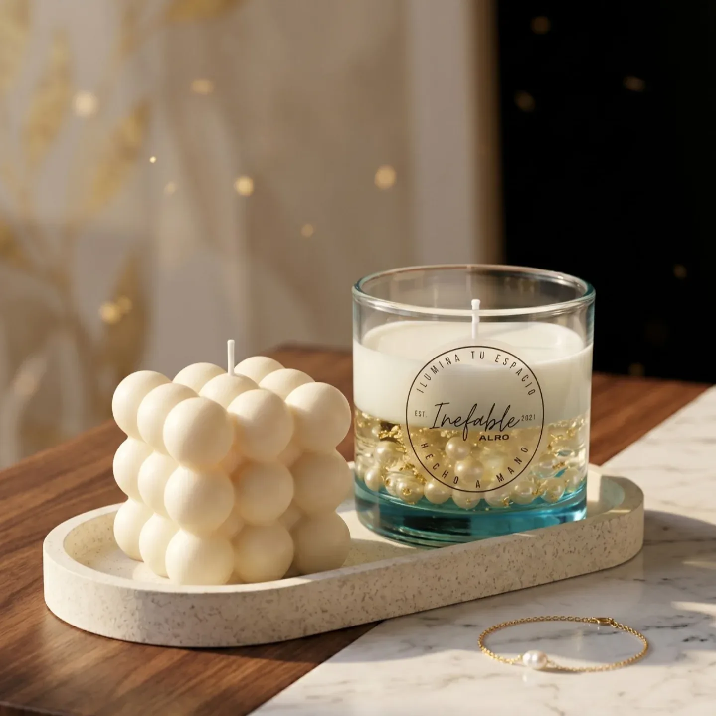Vela artesanal Inefable ALRO junto a vela decorativa, ambiente cálido